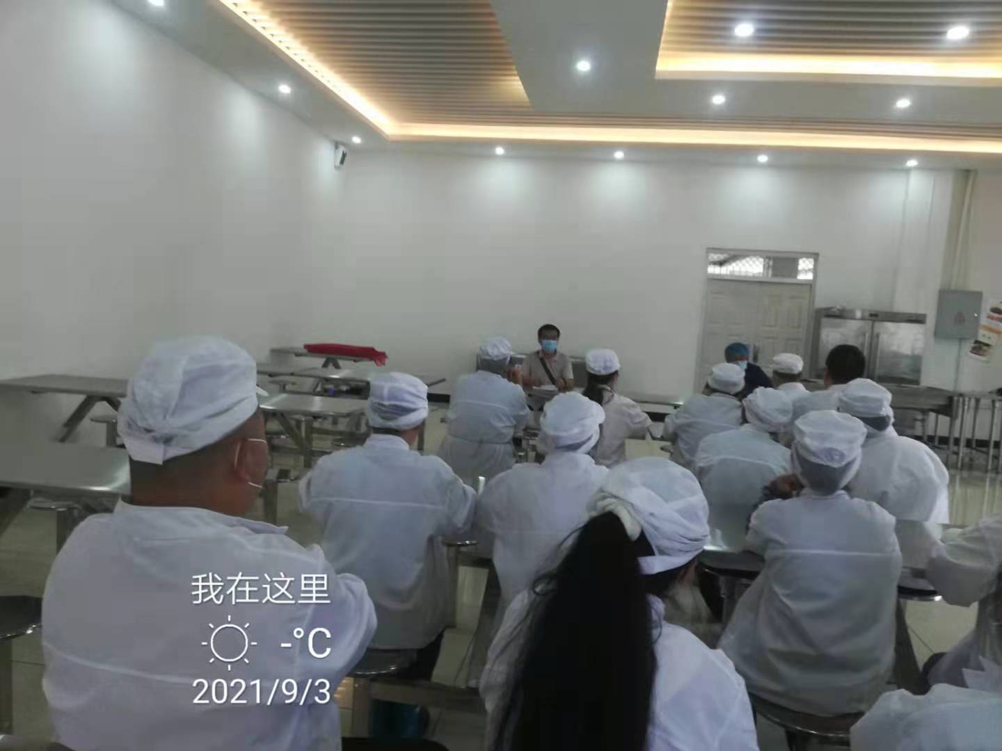 組織十中食堂員工對食品安全進行培訓